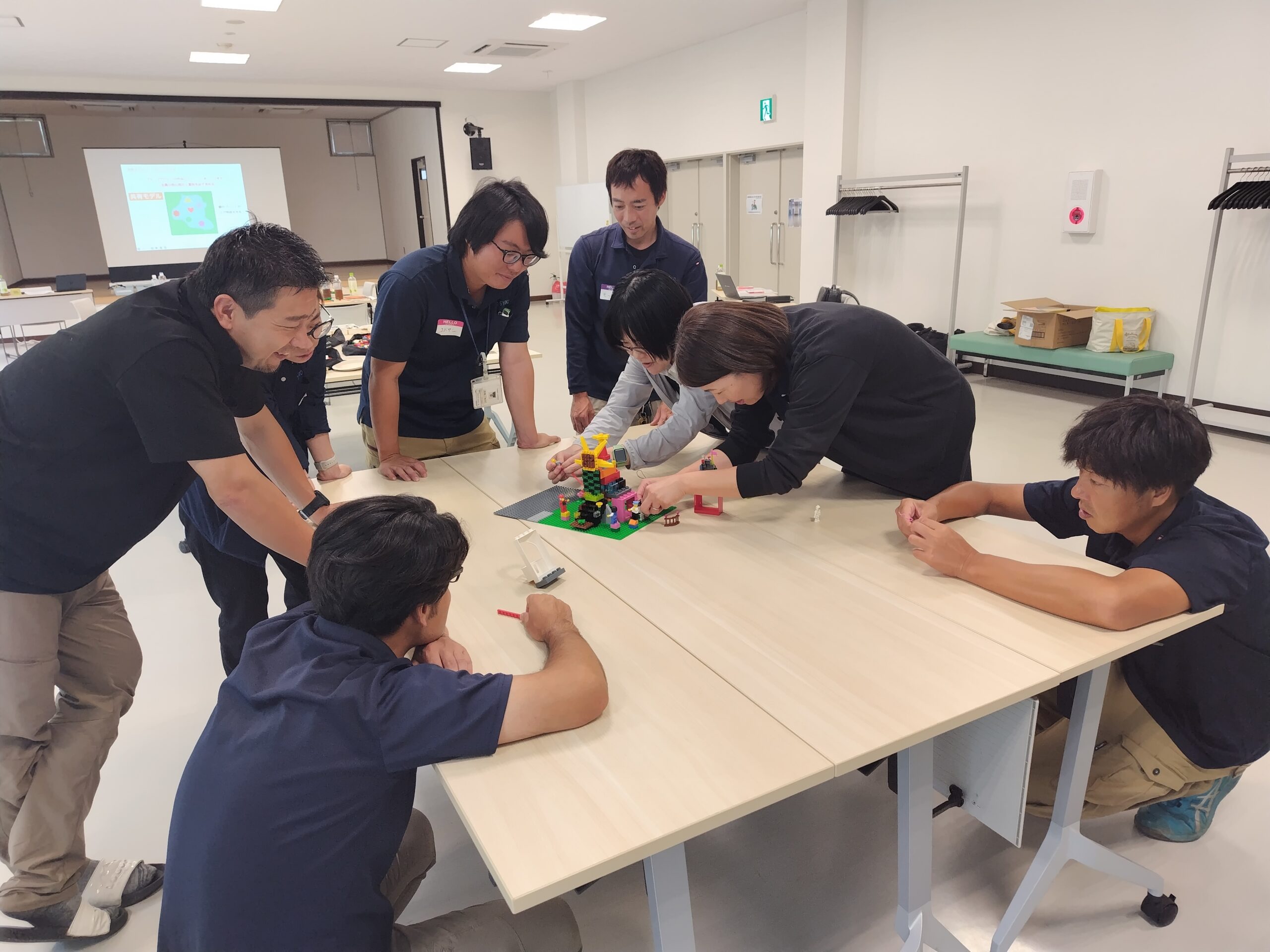全員でひとつの共有モデルをつくる場面（株式会社太陽商工様）